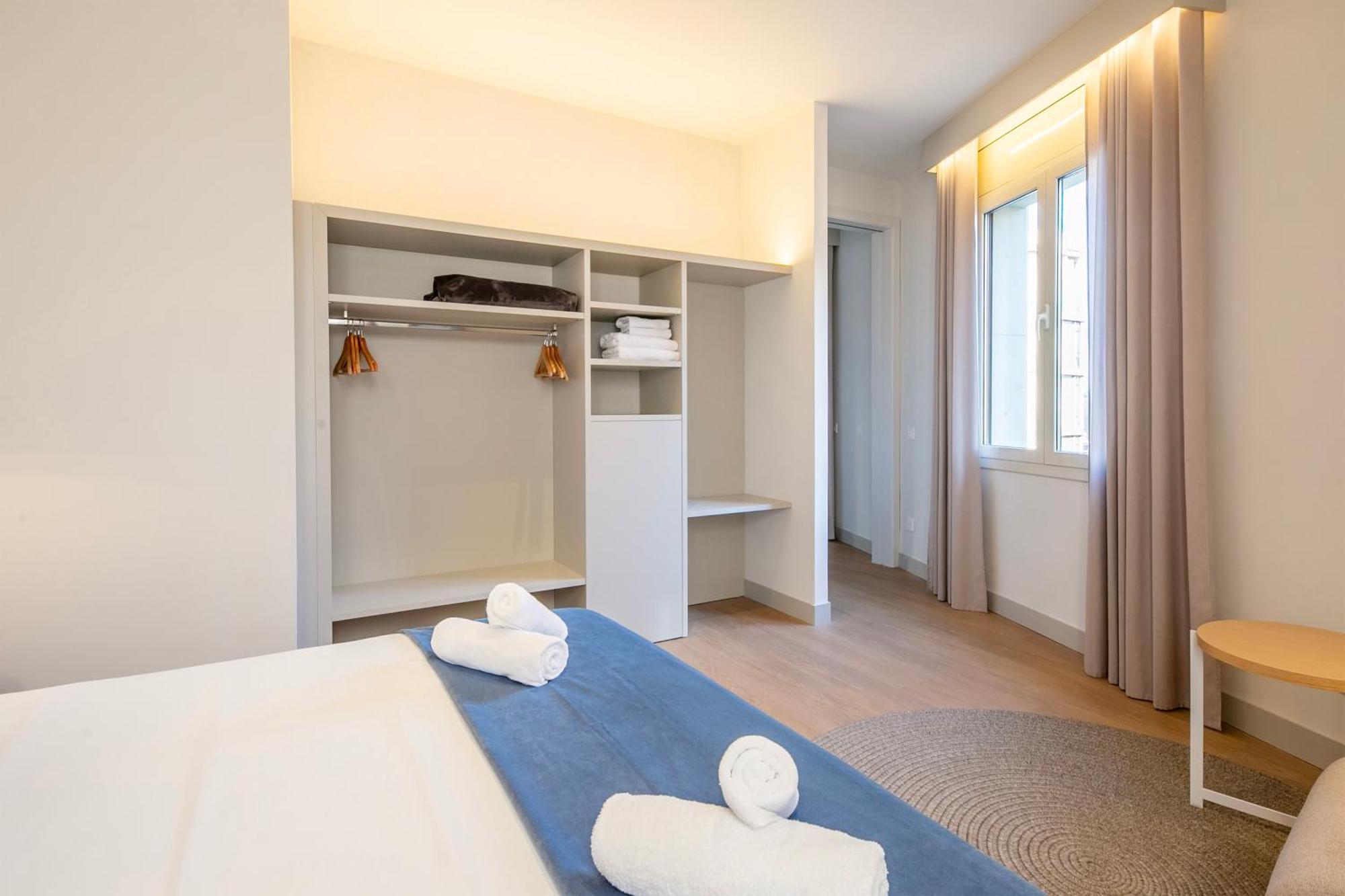 Fisa Rentals Ramblas Apartments Барселона Екстериор снимка